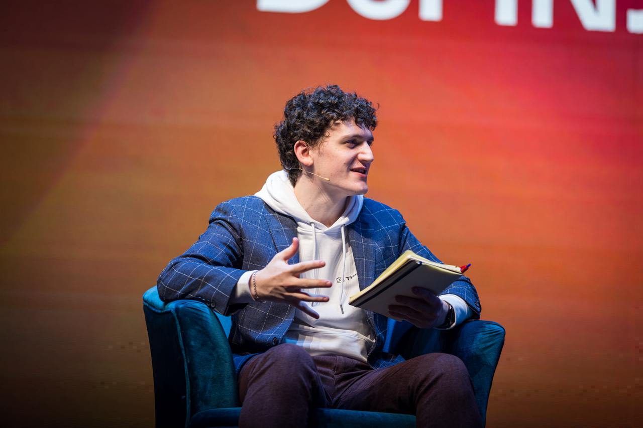 Zack Abrams moderating from the main stage at Emergence in Prague